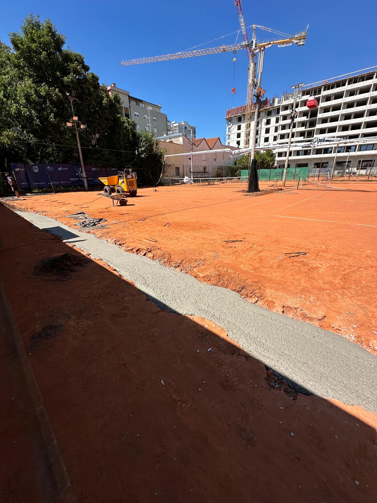 Teniski teren s betonskom trakom i mehanizacijom tijekom radova