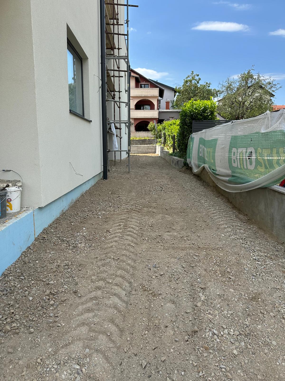 Poravnata šljunčana podloga uz kuću i skelu